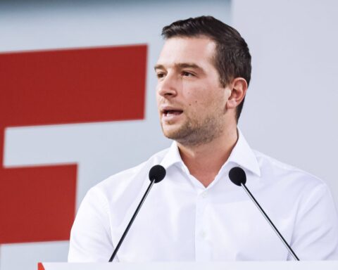 Jordan Bardella rend hommage à sa mère dans son nouveau livre consacré aux Français