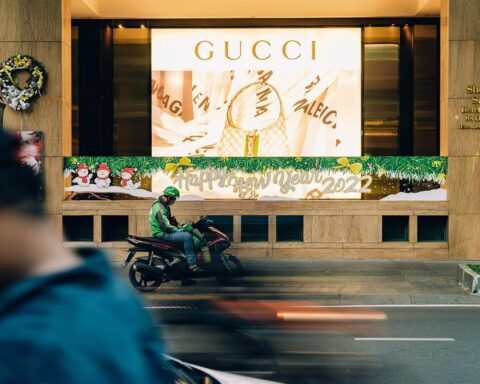 Kering vend sa division beauté, incluant Gucci, à L’Oréal.