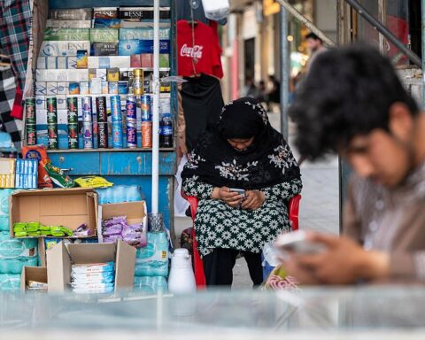 La coupure d'internet en Afghanistan : des millions de femmes plongées dans l'isolement
