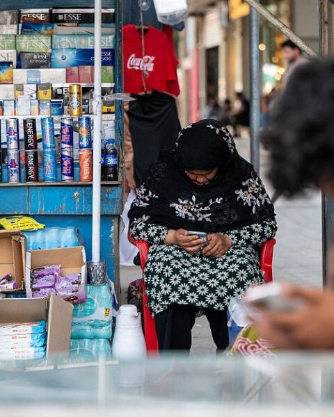 La coupure d'internet en Afghanistan : des millions de femmes plongées dans l'isolement