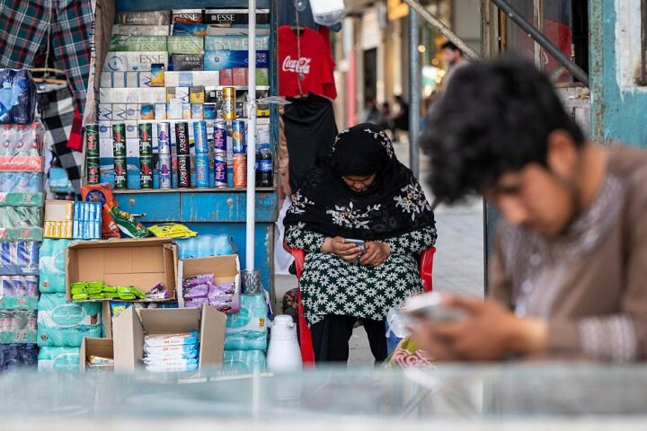 La coupure d'internet en Afghanistan : des millions de femmes plongées dans l'isolement