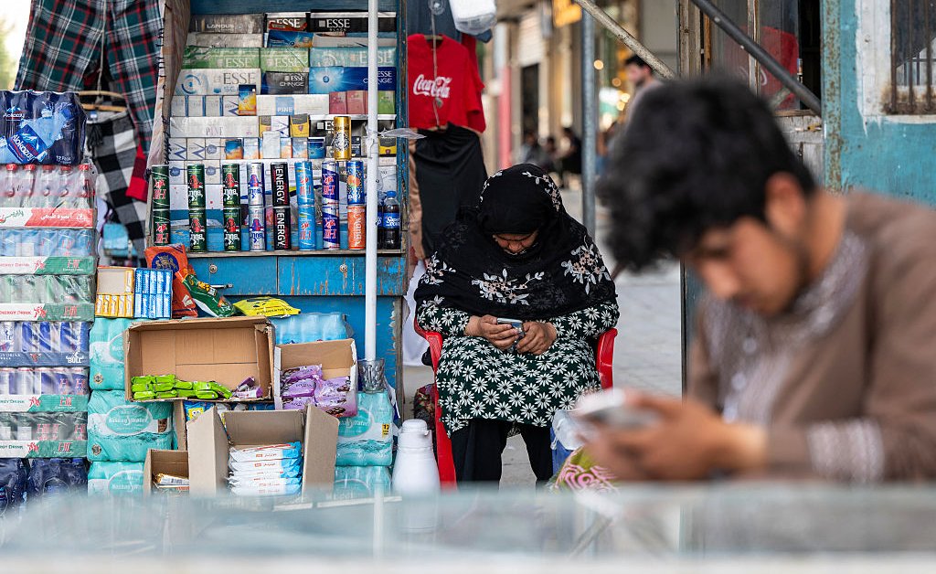 La coupure d'internet en Afghanistan : des millions de femmes plongées dans l'isolement