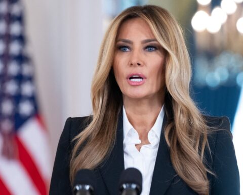 La cryptomonnaie de Melania Trump perd 99% de sa valeur en un an, investisseurs inquiets