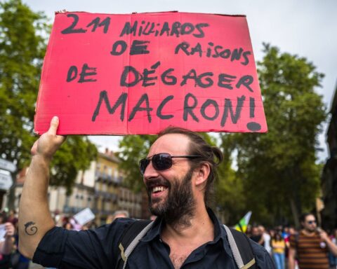 La démission de Sébastien Lecornu soulève des questions sur la légitimité d'Emmanuel Macron