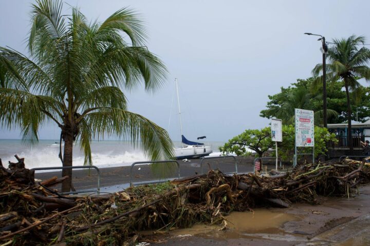 La Guadeloupe placée en vigilance rouge, la Martinique en vigilance orange face à la tempête tropicale Jerry
