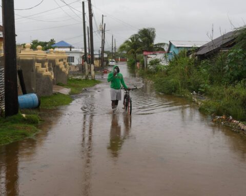 La Jamaïque se prépare à l'arrivée de l'ouragan Melissa, déjà trois morts signalés