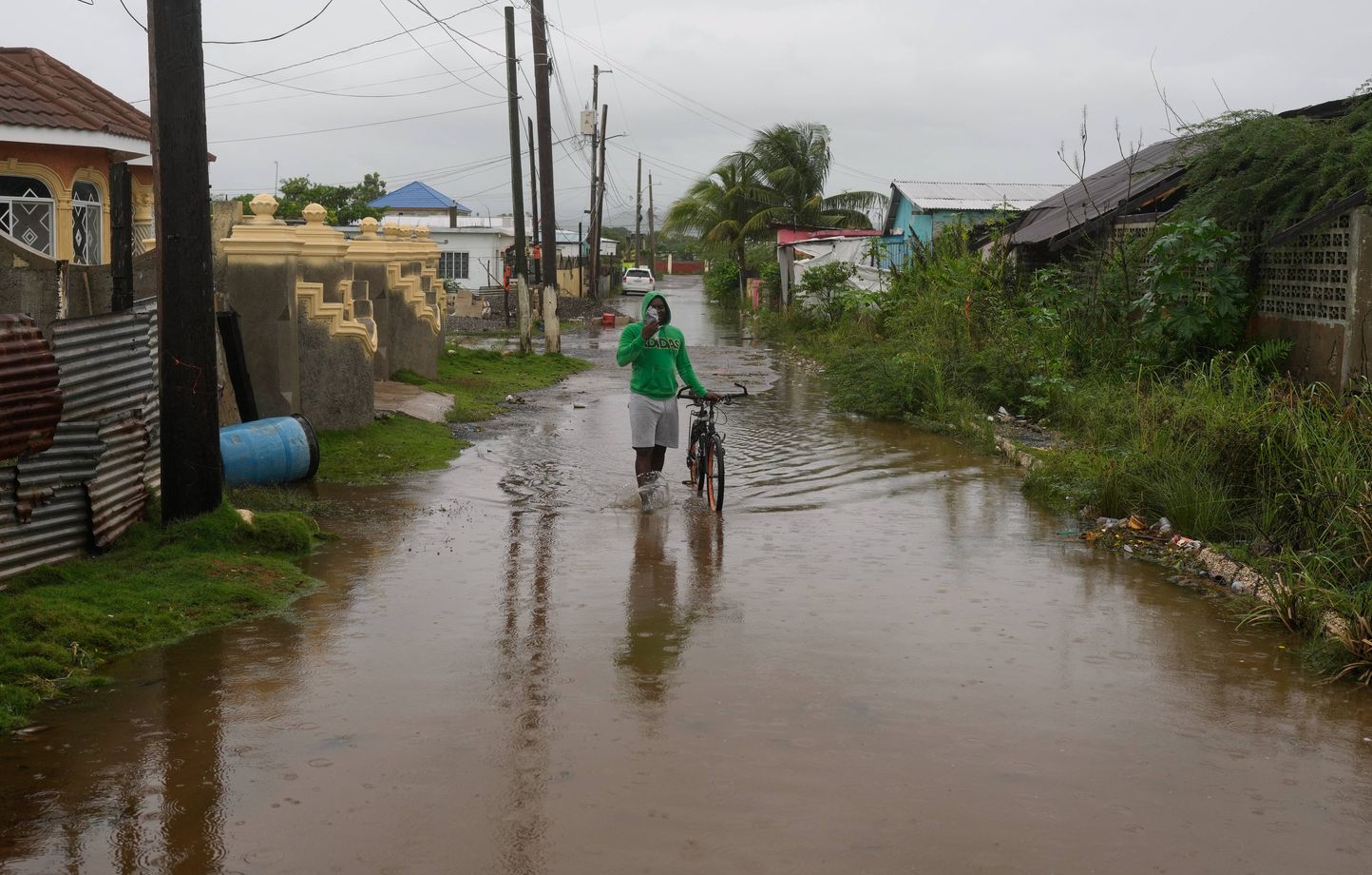 La Jamaïque se prépare à l'arrivée de l'ouragan Melissa, déjà trois morts signalés