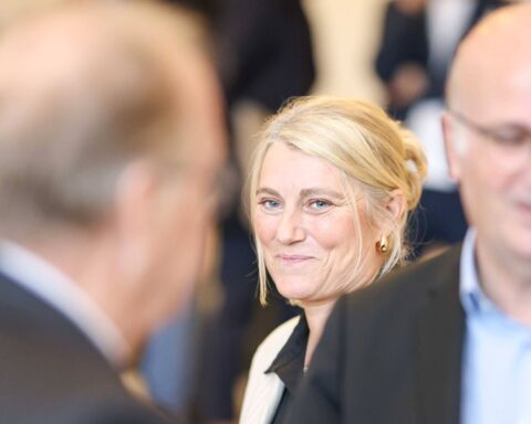 La ministre de la Santé, Stéphanie Rist, face à des accusations de liens avec les laboratoires pharmaceutiques