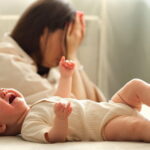 La moitié des mères ignorent la gestion des pleurs, révélant des lacunes sur le syndrome du bébé secoué en France