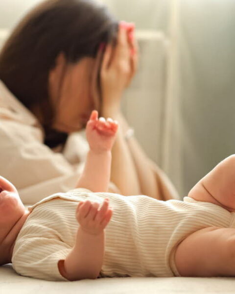 La moitié des mères ignorent la gestion des pleurs, révélant des lacunes sur le syndrome du bébé secoué en France