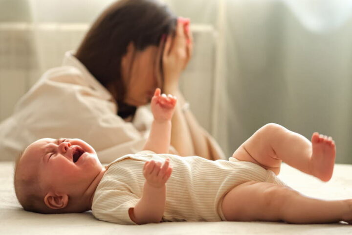 La moitié des mères ignorent la gestion des pleurs, révélant des lacunes sur le syndrome du bébé secoué en France