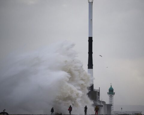 La tempête Benjamin fait un mort en Corse et sept blessés en France, l'électricité coupée