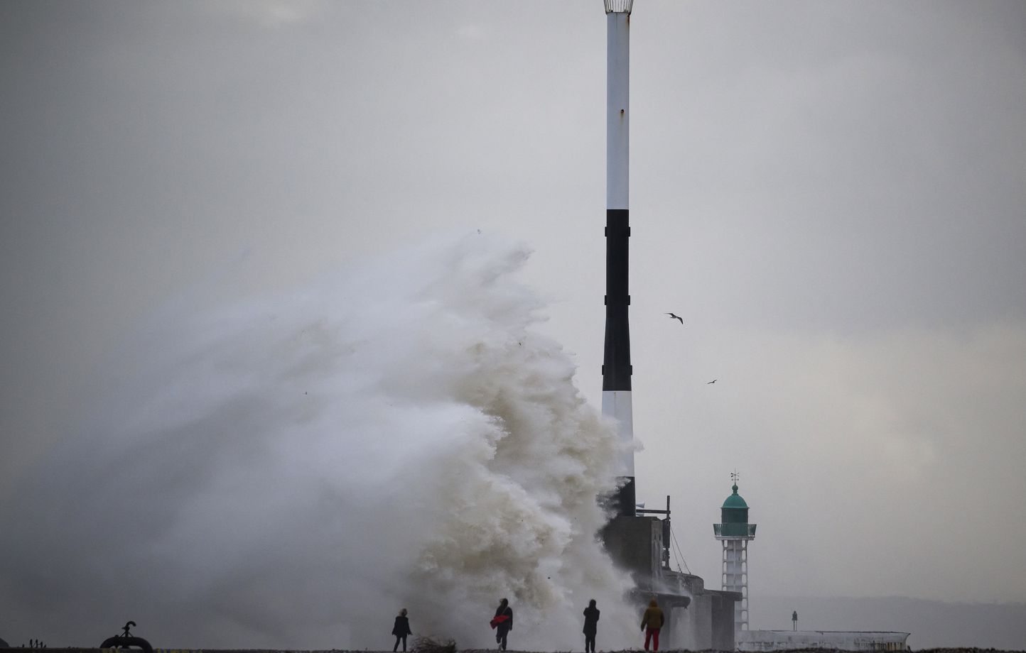 La tempête Benjamin fait un mort en Corse et sept blessés en France, l'électricité coupée