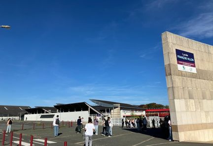 Lassitude des lycéens face à l'incertitude de la crise politique en France