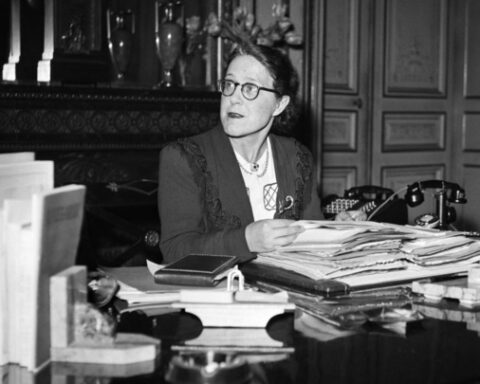 Le 21 octobre 1945, trente-trois femmes font leur entrée au Parlement français pour la première fois
