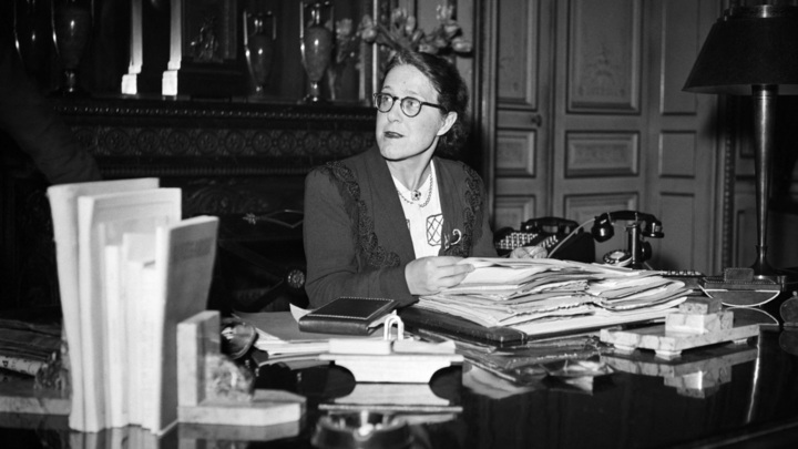 Le 21 octobre 1945, trente-trois femmes font leur entrée au Parlement français pour la première fois
