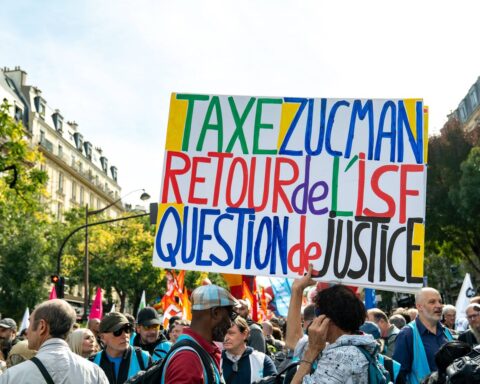 Le gouvernement maintient son opposition à la taxe Zucman, le PS menace de censure