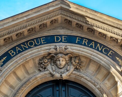 Le gouverneur de la Banque de France appelle les décideurs à parvenir à des compromis pour résoudre le problème du déficit.