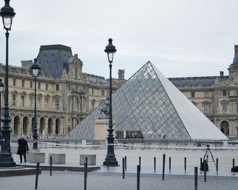Le Louvre : un vol de bijoux français d'une valeur inestimable relance les inquiétudes sur la sécurité