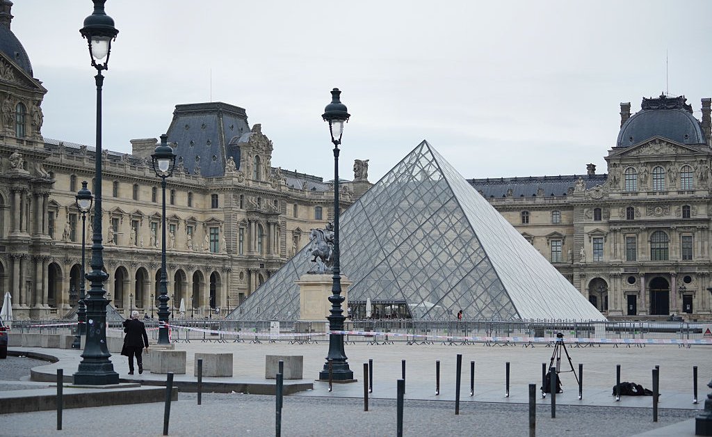Le Louvre : un vol de bijoux français d'une valeur inestimable relance les inquiétudes sur la sécurité