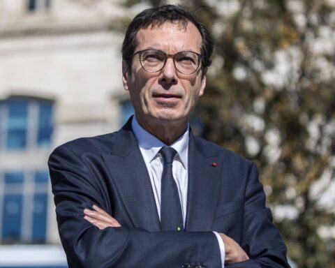 Le ministre du Travail présente ses excuses après des propos controversés sur l'autisme