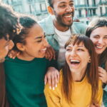Le rire, prouvé bénéfique pour la santé, selon des études scientifiques