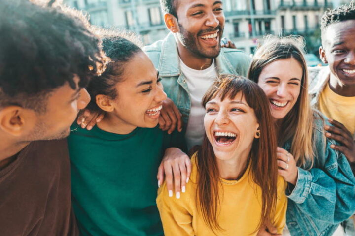Le rire, prouvé bénéfique pour la santé, selon des études scientifiques