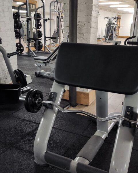 Le RN aménage un bureau en salle de sport au conseil régional de Normandie