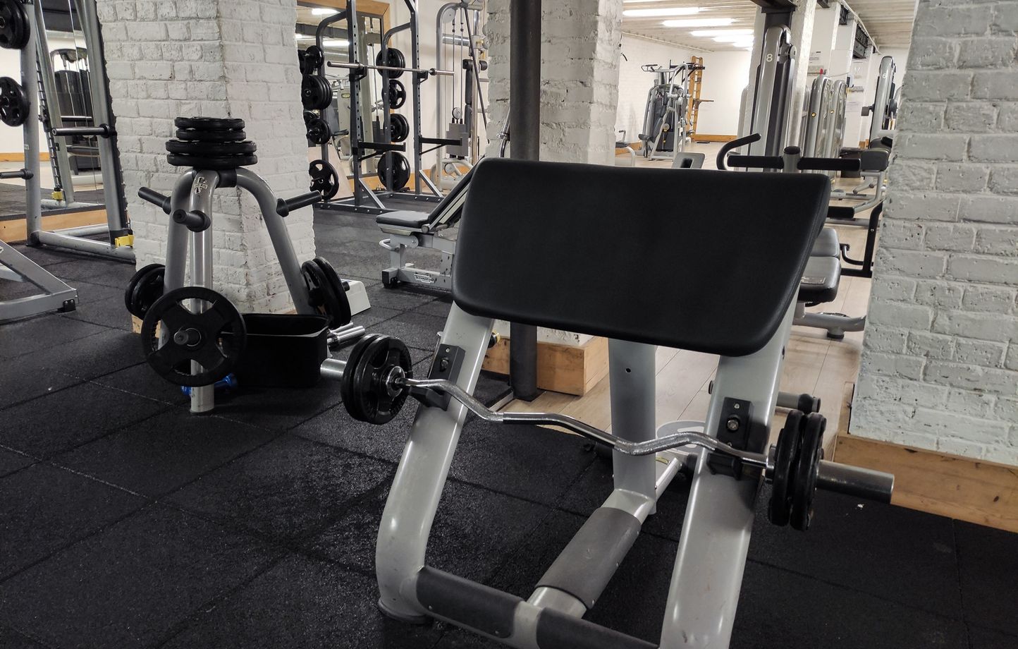 Le RN aménage un bureau en salle de sport au conseil régional de Normandie