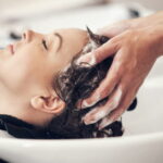 Le syndrome du coiffeur : risque d'AVC accru après un shampooing, alertent les médecins