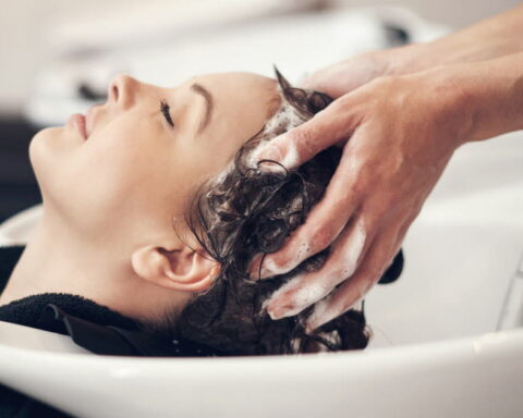Le syndrome du coiffeur : risque d'AVC accru après un shampooing, alertent les médecins