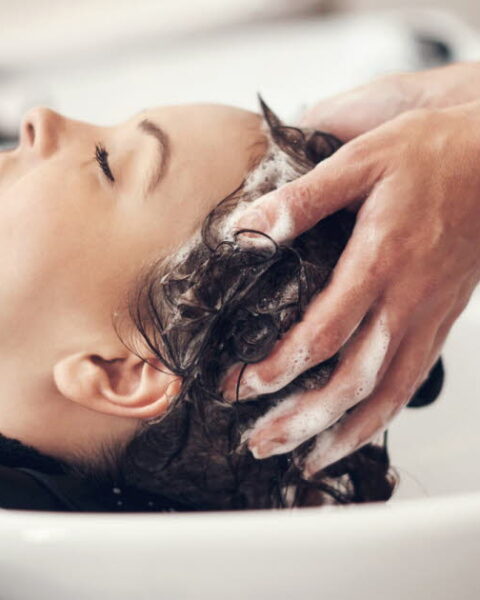 Le syndrome du coiffeur : risque d'AVC accru après un shampooing, alertent les médecins