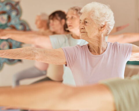 Le yoga Iyengar pourrait accroître de 33 % le risque de chutes chez les seniors