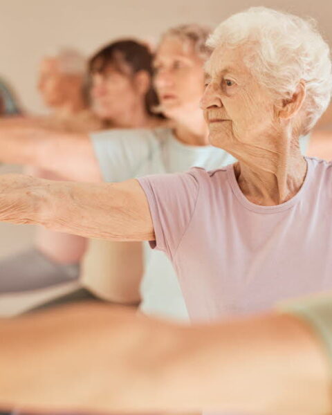 Le yoga Iyengar pourrait accroître de 33 % le risque de chutes chez les seniors