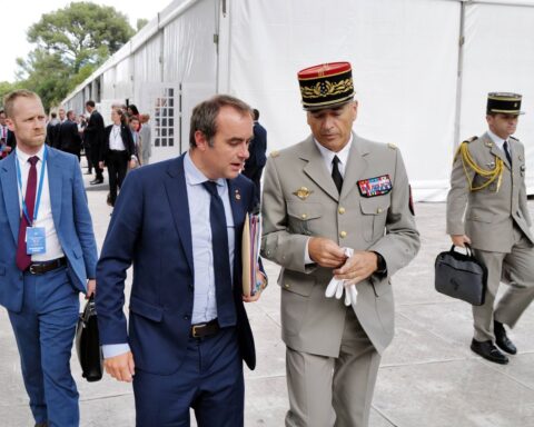 Lecornu soutient l'augmentation du budget militaire face aux enjeux économiques et à la menace russe