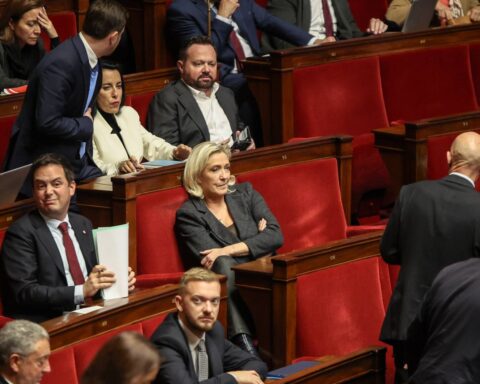 Les critiques de LR et MoDem s'intensifient face au budget en préparation