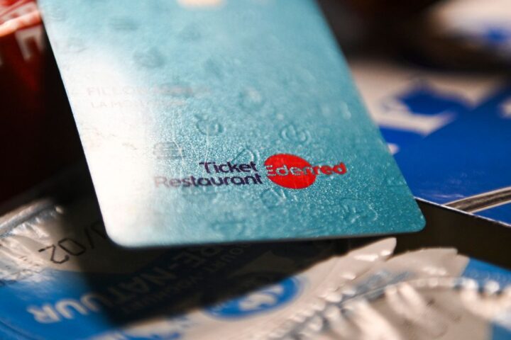 Les députés rejettent la taxe de 8 % sur les tickets-restaurant dans le budget 2026