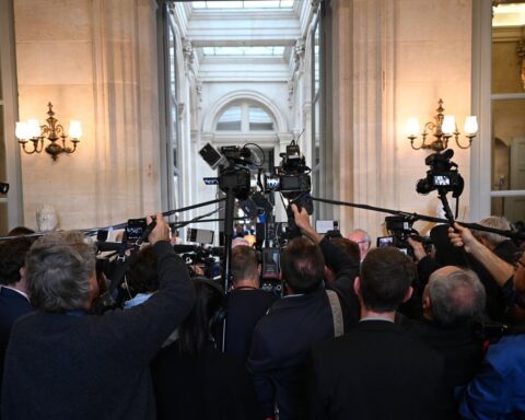 Les députés votent pour réduire la niche fiscale des journalistes en débattant du budget 2026
