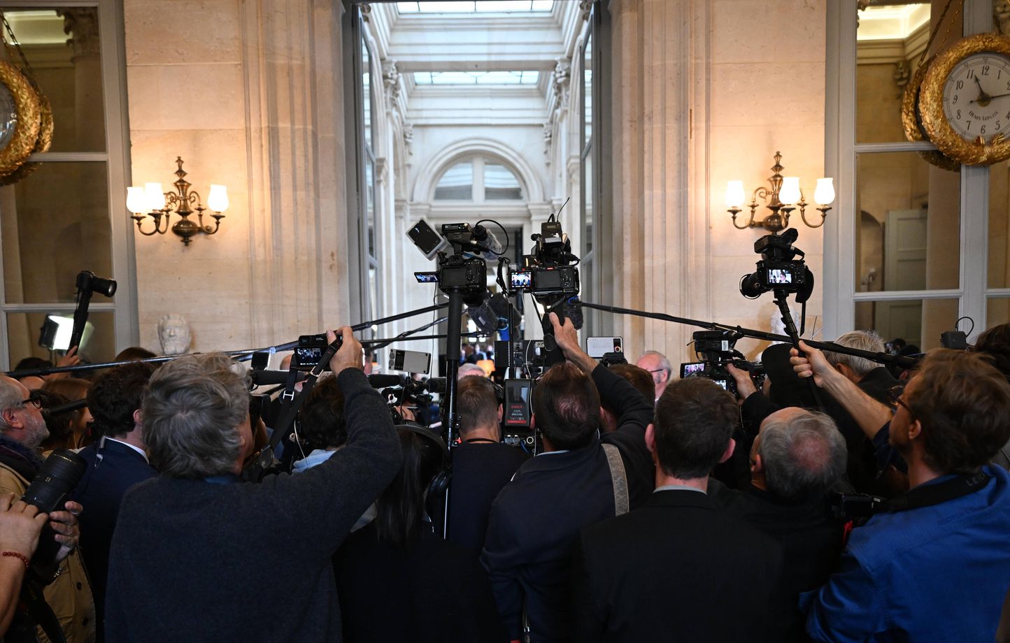 Les députés votent pour réduire la niche fiscale des journalistes en débattant du budget 2026