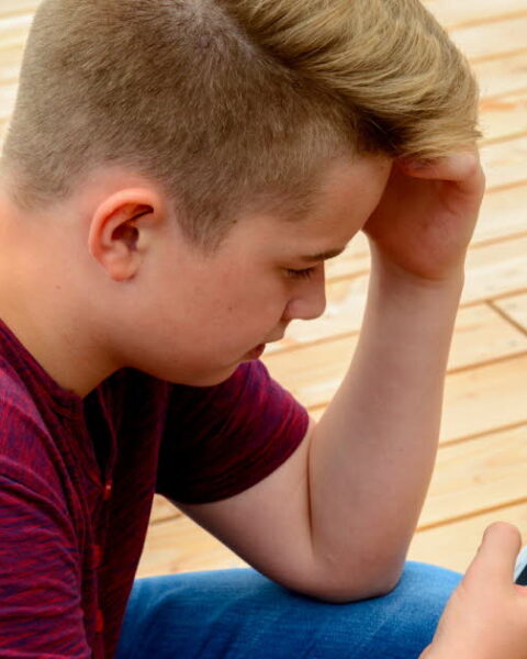 Les effets des réseaux sociaux sur la santé mentale des adolescents en France