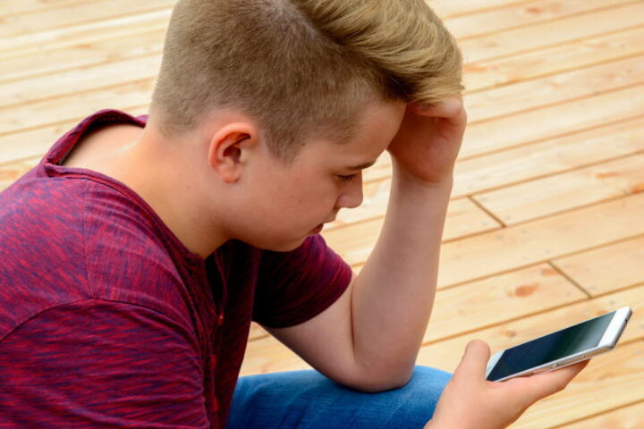 Les effets des réseaux sociaux sur la santé mentale des adolescents en France