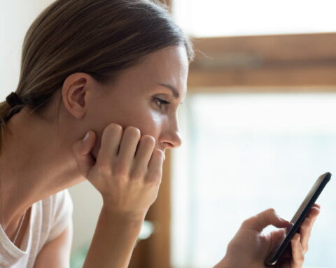 Les parents parfaits sur Instagram : la pression des réseaux sociaux face à une parentalité irréelle