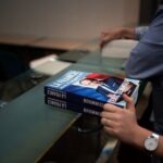 Les politiques français qui se démarquent par leurs ventes de livres : Bardella, Zemmour, Hidalgo, Sarkozy