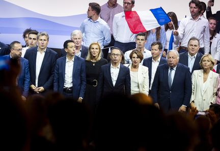 Les Républicains se divisent sur leur participation au gouvernement, reflétant des tensions internes croissantes