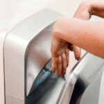 Les sèche-mains à air dans les toilettes publiques : un risque de transmission bactérienne élevé