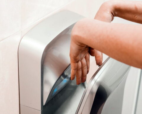 Les sèche-mains à air dans les toilettes publiques : un risque de transmission bactérienne élevé