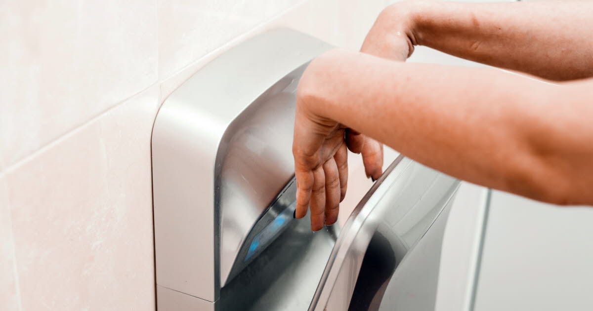 Les sèche-mains à air dans les toilettes publiques : un risque de transmission bactérienne élevé