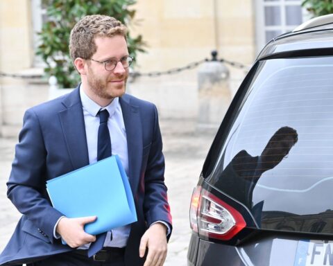 Les syndicats de la fonction publique s'inquiètent d'un « très mauvais signal » du nouveau gouvernement