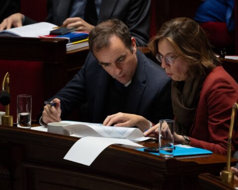 L'examen du budget de la Sécurité sociale pour 2026 face à des économies massives et des tensions politiques