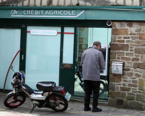 LFI lance une pétition contre l'interdiction des découverts bancaires prévue pour 2026